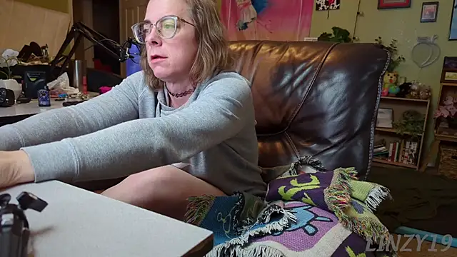 Snapshot of Linzy_19 chatting on March 18, 2:25 am Linzy 19 online show from March 18, 2:25 am