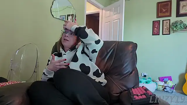 Snapshot of Linzy_19 chatting on November 7, 5:02 pm Linzy 19 online show from November 7, 5:02 pm