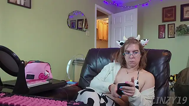 Linzy 19 online show from November 19, 3:45 pm