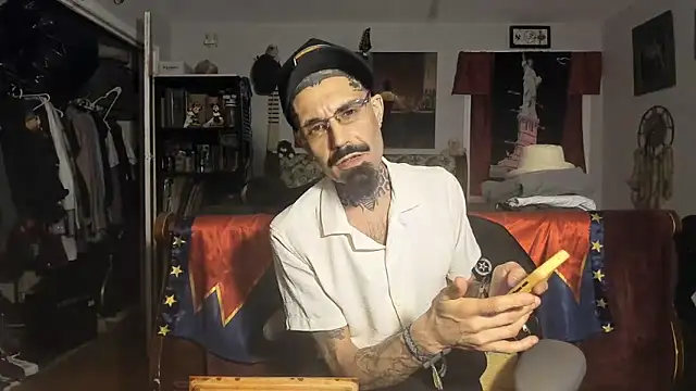 Snapshot of RoosterWabbit chatting on March 8, 5:38 am RoosterWabbit online show from March 8, 5:38 am