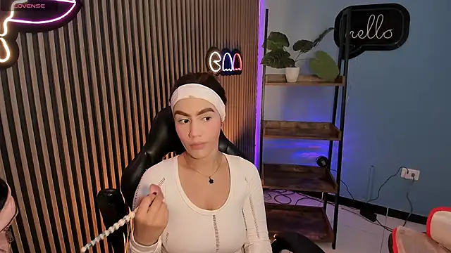 emily roberts1 online show from December 16, 9:31 pm