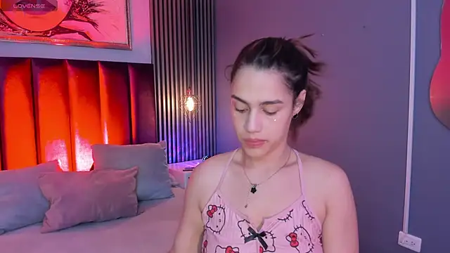 emily roberts1 online show from December 18, 12:22 pm