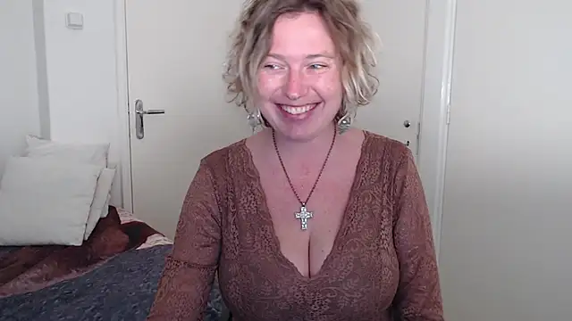 Snapshot of cumfun chatting on February 6, 8:40 am cumfun online show from February 6, 8:40 am