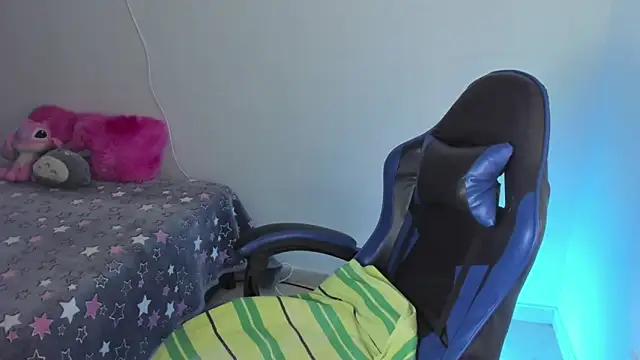 Snapshot of roseliam25 chatting on February 28, 2:07 pm roseliam25 online show from February 28, 2:07 pm