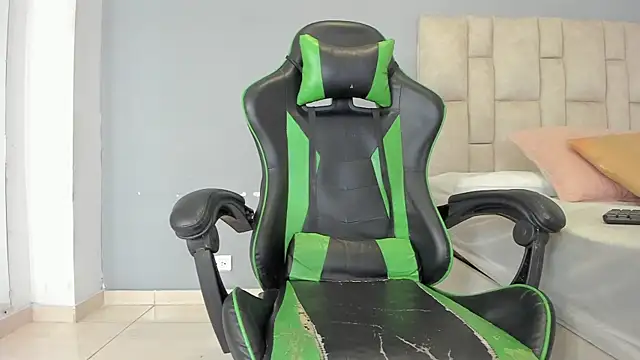 aida rose  online show from January 4, 7:02 pm