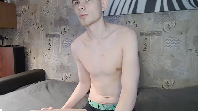 Snapshot of Student_Oliver chatting on December 23, 7:17 am Student Oliver online show from December 23, 7:17 am