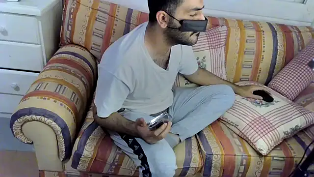 Snapshot of boymoon_20 chatting on December 27, 10:05 pm boymoon 20 online show from December 27, 10:05 pm