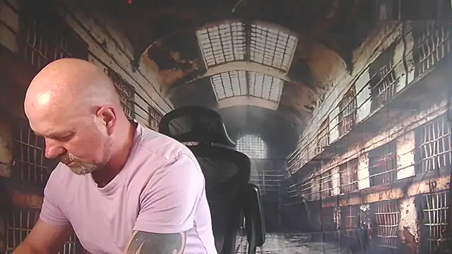 ManlyPrisonGuy online show from June 1, 9:11 am