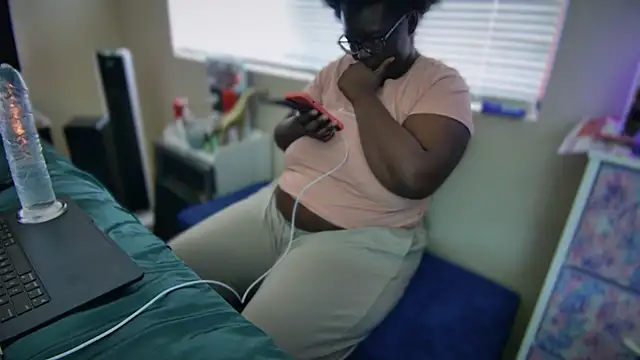 Snapshot of Yagurl__west chatting on February 7, 8:42 pm Yagurl west online show from February 7, 8:42 pm