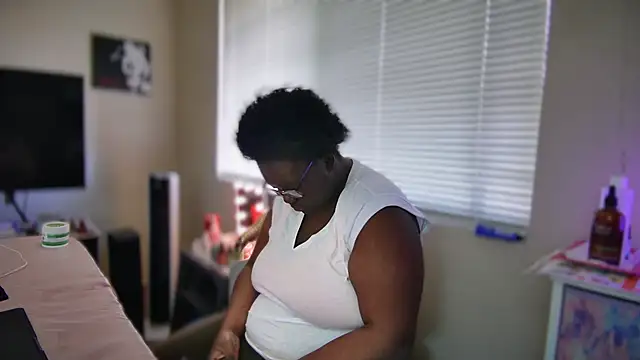 Snapshot of Yagurl__west chatting on February 8, 9:04 pm Yagurl west online show from February 8, 9:04 pm