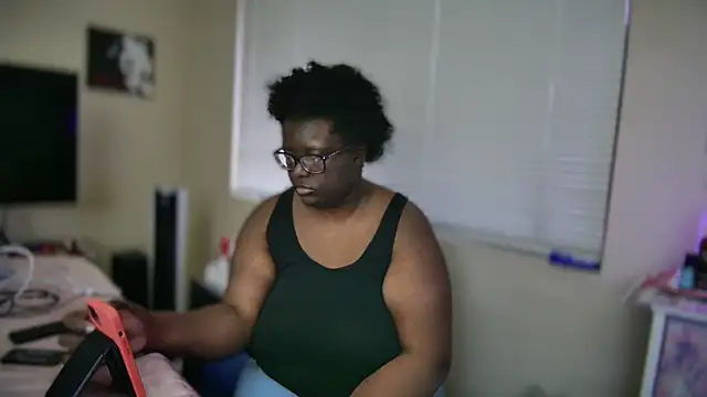 Snapshot of Yagurl__west chatting on February 12, 12:58 am Yagurl west online show from February 12, 12:58 am