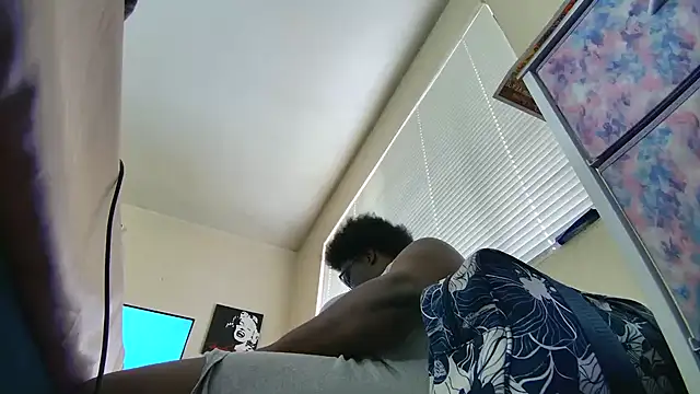 Snapshot of Yagurl__west chatting on February 21, 11:32 pm Yagurl west online show from February 21, 11:32 pm