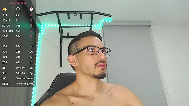 Snapshot of russthiago chatting on December 19, 11:14 pm russthiago online show from December 19, 11:14 pm