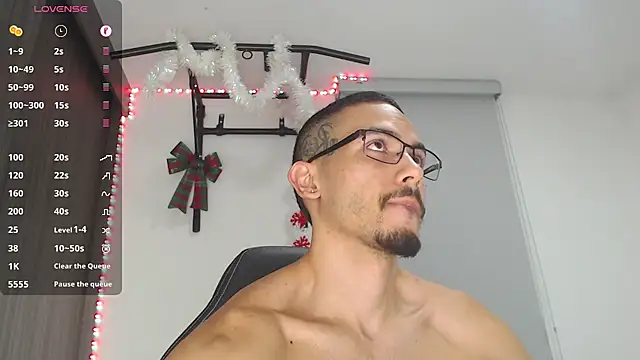 Snapshot of russthiago chatting on December 27, 12:07 am russthiago online show from December 27, 12:07 am