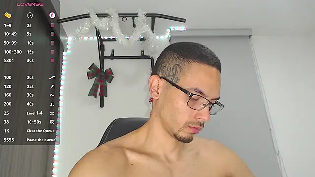 Snapshot of russthiago chatting on December 28, 12:15 am russthiago online show from December 28, 12:15 am