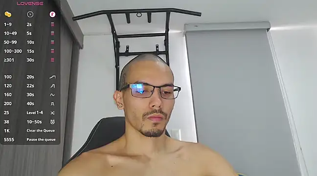 Snapshot of russthiago chatting on February 7, 2:37 pm russthiago online show from February 7, 2:37 pm