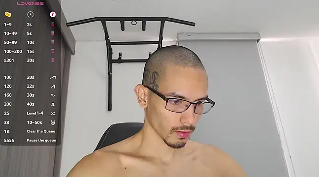 Snapshot of russthiago chatting on February 10, 1:11 pm russthiago online show from February 10, 1:11 pm