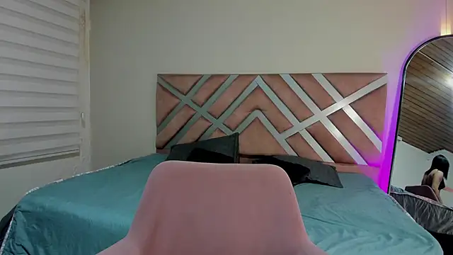 Snapshot of pamela_anderson_ chatting on January 22, 7:03 am pamela anderson online show from January 22, 7:03 am