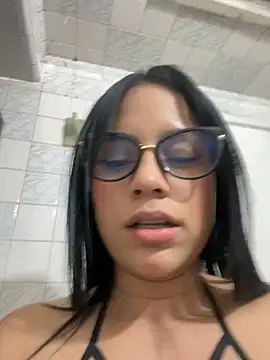 Snapshot of pamela_anderson_ chatting on February 5, 10:08 am pamela anderson online show from February 5, 10:08 am