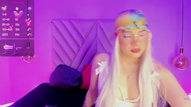 Snapshot of EmmaSwift_ chatting on December 17, 2:39 am EmmaSwift online show from December 17, 2:39 am