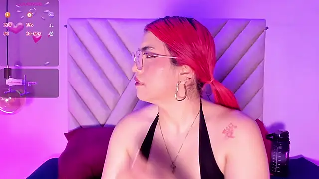 Snapshot of EmmaSwift_ chatting on February 6, 2:05 am EmmaSwift online show from February 6, 2:05 am