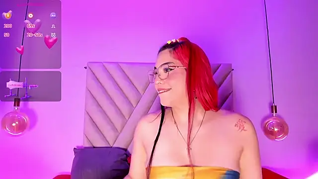 Snapshot of EmmaSwift_ chatting on February 11, 2:05 am EmmaSwift online show from February 11, 2:05 am