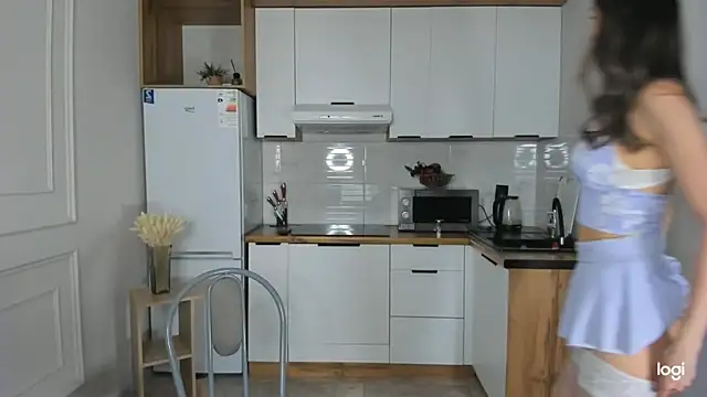 missliiaa online show from April 12, 2:11 pm