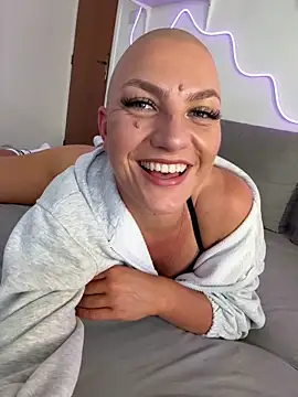 PaulinaSchubert1 online show from April 1, 1:41 pm