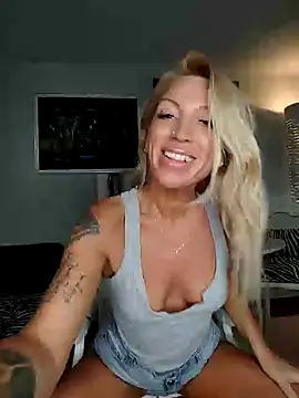 Snapshot of Weloveblue chatting on January 22, 12:27 pm Weloveblue online show from January 22, 12:27 pm