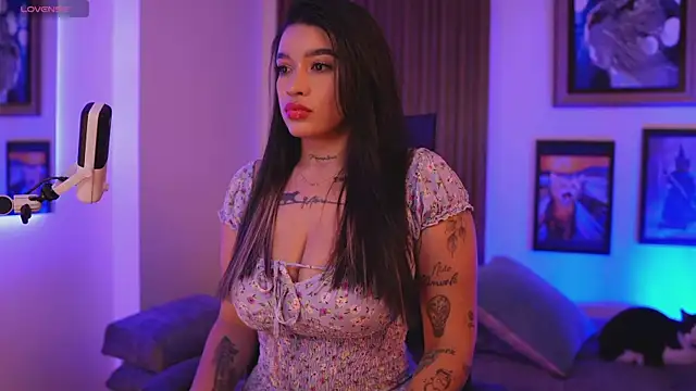 HannahW  online show from December 6, 9:35 pm