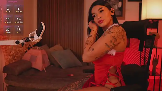 HannahW  online show from December 7, 10:39 pm