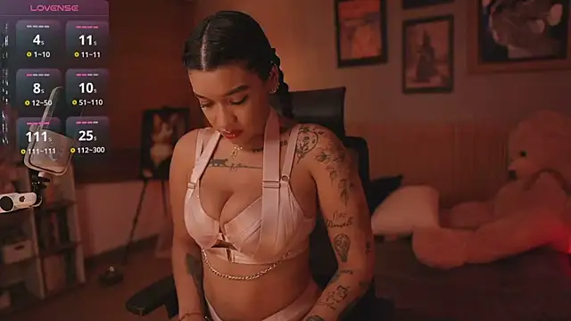 HannahW  online show from November 22, 11:26 pm