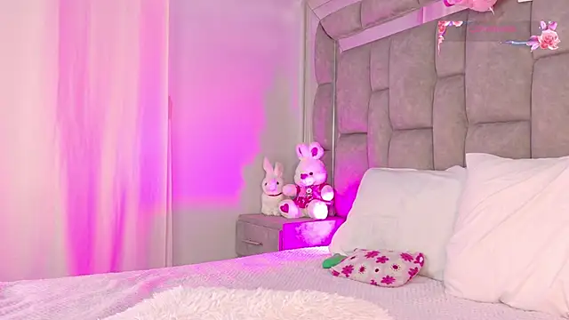 smiling  girl2 online show from January 13, 5:18 pm