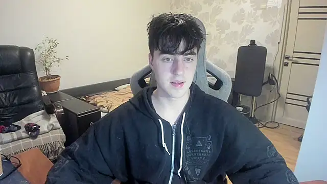 Snapshot of Knuckles17 chatting on December 2, 1:33 am Knuckles17 online show from December 2, 1:33 am