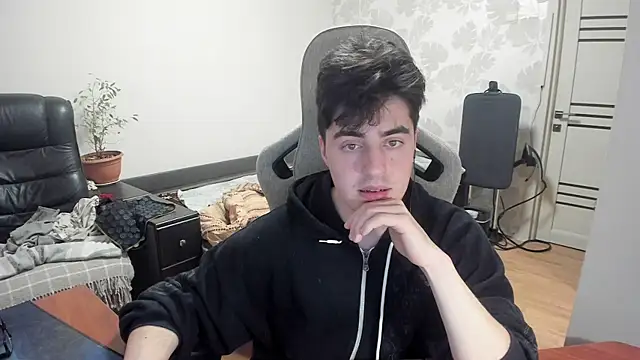 Snapshot of Knuckles17 chatting on December 5, 1:58 am Knuckles17 online show from December 5, 1:58 am