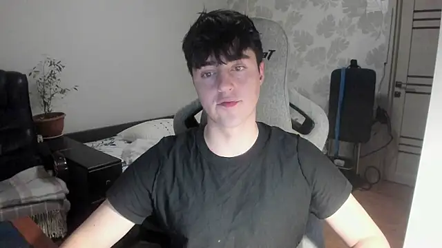 Snapshot of Knuckles17 chatting on December 18, 2:50 am Knuckles17 online show from December 18, 2:50 am