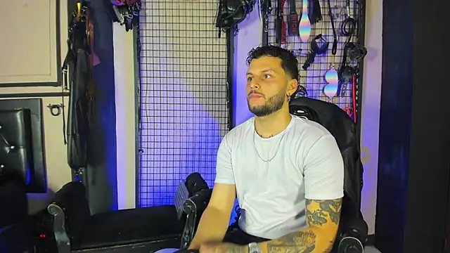 Twisted Fantasy online show from November 17, 4:40 am