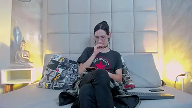 Hecatee 77 online show from November 6, 7:59 pm