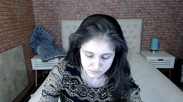 Holliy Cooper online show from January 28, 4:30 pm