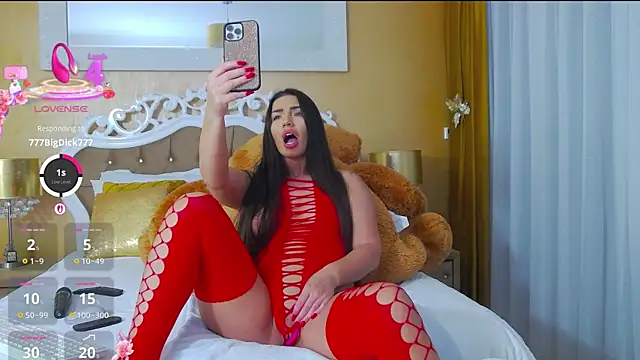 Snapshot of GoldenCaroline chatting on February 13, 5:31 pm GoldenCaroline online show from February 13, 5:31 pm