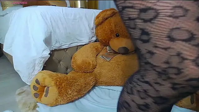 Snapshot of GoldenCaroline chatting on March 14, 6:57 pm GoldenCaroline online show from March 14, 6:57 pm