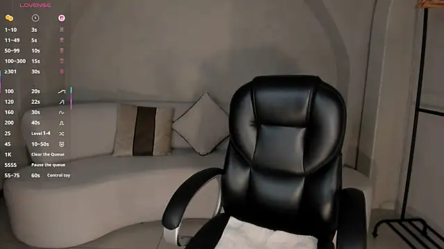 LizzHamilton   online show from November 10, 9:14 pm