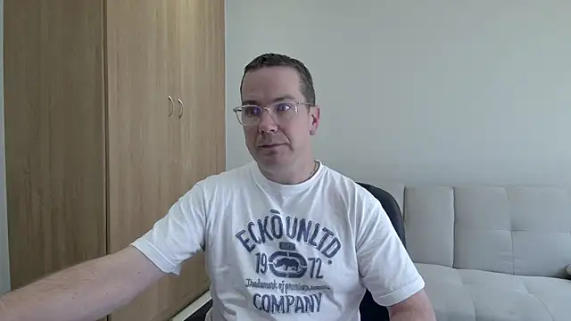 BrettJ81 online show from April 12, 9:03 am