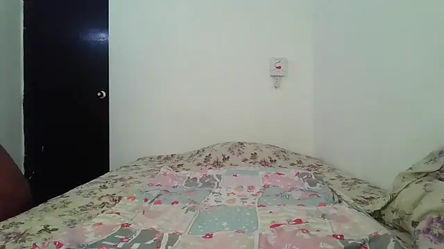 Snapshot of Ashaichious chatting on February 25, 8:40 pm Ashaichious online show from February 25, 8:40 pm