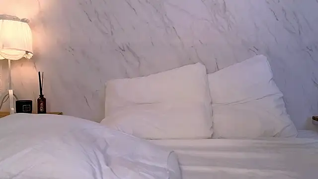 Snapshot of LOLALEWIS chatting on January 8, 3:53 am LOLALEWIS online show from January 8, 3:53 am