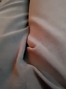 Snapshot of u_wan_me chatting on October 31, 10:49 am u wan me online show from October 31, 10:49 am