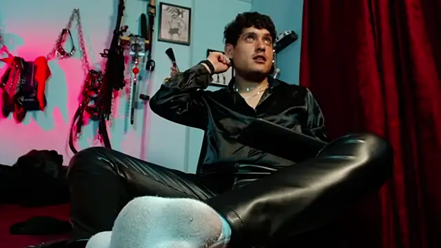 dom2travelersss online show from April 13, 12:05 am