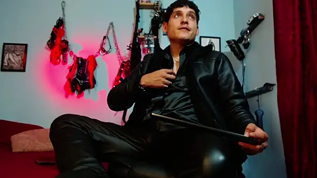 dom2travelersss online show from April 16, 7:47 pm