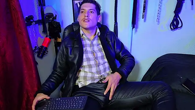 dom2travelersss online show from May 25, 4:57 pm